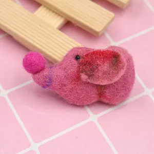 Dettaglio elefante in feltro rosa, accessorio animale fai da te carino per decorazione borsa e vestiti