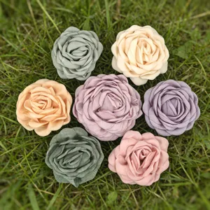 Set di 7 fiori di rosa in tessuto artificiale multicolore, dettaglio accessori 3D vintage.