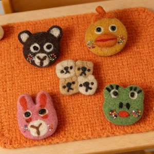 Handmade cute wool felt animal cartoon frog and rabbit brooch hair accessories details display.