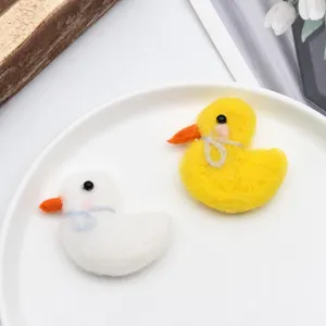Spilla di anatra in feltro di lana carina, accessori di gioielli fatti a mano per bambini.