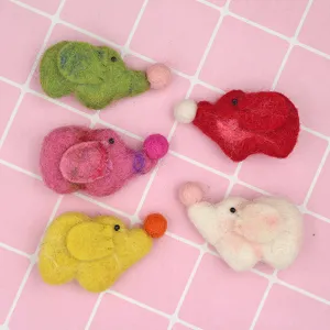 Accessori DIY in feltro di lana a forma di elefante, vista piatta, artigianato carino.