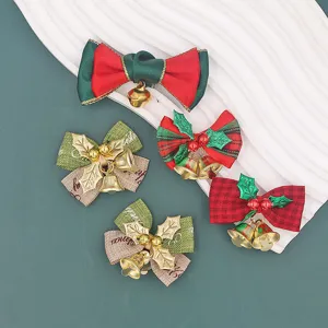 Kerststrikken met bellen decoratieve accessoires voor kerstboomkransen en feestelijke geschenken.