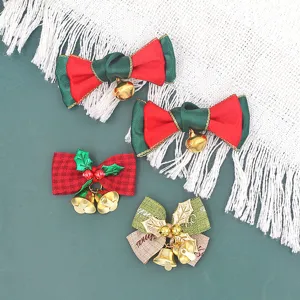 Detailweergave van kleine kerststrik, feestelijkeboomkrans hangende decoratie met belletjes.