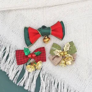 Kerststrikjes met belletjes en hulst, perfect voor kerstboom en kerstkrans decoraties.