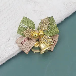 Kerststrik ornament met gouden bellen voor kerstboom en krans feestelijke decoratie.