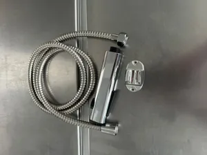 Vista dettagliata del set tubo flessibile per doccetta bidet in acciaio inossidabile.