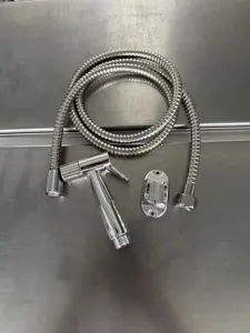 Vista dettagliata del set doccetta bidet, con ugello, tubo flessibile e supporto.