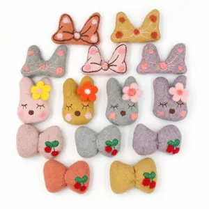 Nahaufnahme bunter Filz Schleife und Hase Haarspange DIY Zubehör, weiche Textur.