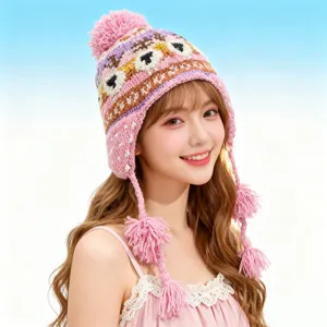 Gorro de lana tejido a mano con orejeras y diseño detallado de animales y borlas.