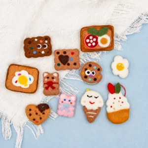 Handgemachte Wollfilz Simuliertes Essen Keks Toast Bär Süße DIY Schmuck Zubehör Handwerk Charms