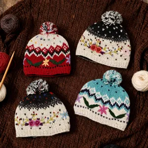 Gorro de lana hecho a mano con bordado floral y pompón suave para el invierno cálido