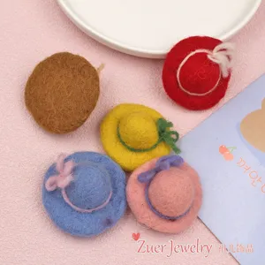 Vista dettagliata di mini cappello in feltro di lana, accessori decorativi per bambole.
