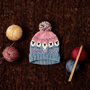 Gorro de lana hecho a mano con bonito diseño de oveja y pompón colorido para el invierno.