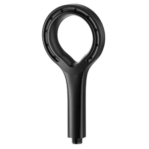 Λεπτομερής όψη της μαύρης δακτυλιοειδούς κεφαλής ντους χειρός, μοντέρνος σχεδιασμός μπάνιου.