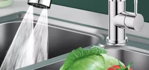 Detailansicht des Küchenarmatur-Perlators mit starkem Wassersprühmodus und Spülbecken.
