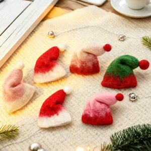 Primo piano di mini cappelli di Natale in feltro, perfetti per accessori di bambole.
