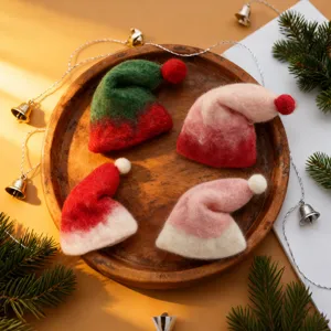 Affascinante dettaglio di cappello di Natale in feltro di lana per accessori bambola.