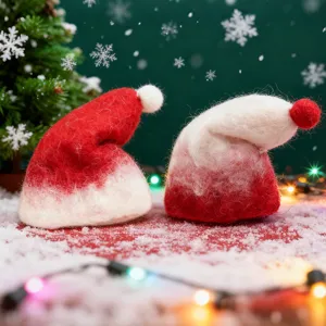 Mini cappelli di Natale in feltro di lana fatti a mano per accessori bambole e decorazioni.