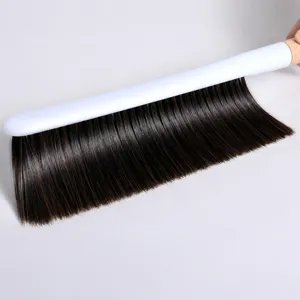 Brosse de lit à poils doux à long manche pour le dépoussiérage et le nettoyage.