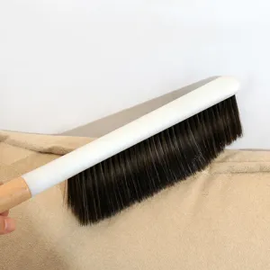 Brosse de lit à long manche avec poils doux pour nettoyer facilement canapés et tapis de chambre.