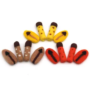 Accessori artigianali in feltro di lana dettaglio, forme colorate per fasce per capelli per bambini.