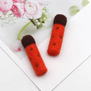 Accessori artigianali feltro di lana simpatici mini decorativi cilindrici.