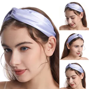 Detailansicht des hellvioletten Satin-Haarreifs, zeigt weichen Stoff und Kreuzknoten-Design.