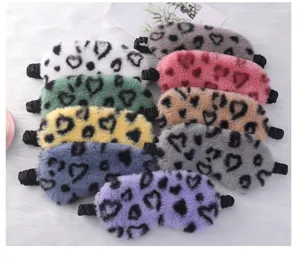 Vista dettagliata di maschere da sonno in peluche con motivo leopardato e cuori.