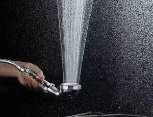 Pommeau de douche haute pression à main avec perles filtrantes et plusieurs modes de jet d'eau.