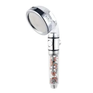 Vue détaillée de la pomme de douche transparente avec billes filtrantes et bouton arrêt.