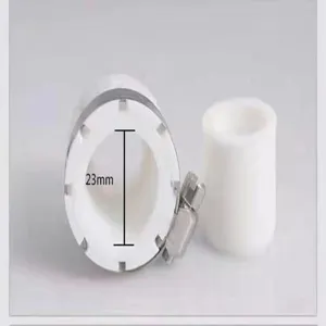 Vista dettagliata adattatore filtro acqua silicone, misura 23mm e morsetto metallico robusto.