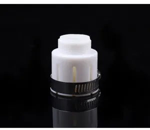 Primo piano dettagliato del raccordo universale per rubinetto in silicone bianco con fascetta.