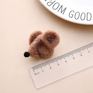Wool felt cute mouse brooch DIY accessory, cartoon animal clothing decoration item.