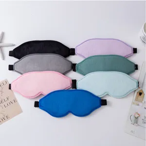 Vue détaillée montrant plusieurs masques de sommeil 3D en peluche douce et réglables.