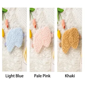 Morbida maschera per dormire in peluche, traspirante e delicata per il relax a casa.