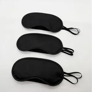 Vue détaillée de trois masques de sommeil noirs respirants en polyester pour le repos.