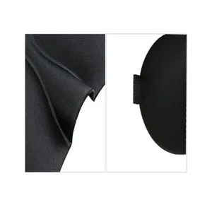 Nahaufnahme der schwarzen 3d schlafmaske mit atmungsaktiver gewebestruktur und ergonomischer kontur.