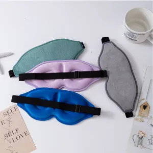 Détail de masque de sommeil 3D en peluche, tissu doux et respirant avec sangle réglable.