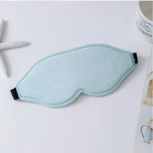 Vue détaillée du masque de sommeil 3D en peluche bleue, texture douce et sangle réglable.