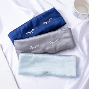Vista detallada de máscaras de dormir de seda suave con lindo estampado de pestañas para viajes.