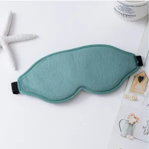 Vue de détail du masque de sommeil 3D en peluche douce, présentant un tissu confortable et ajustable.