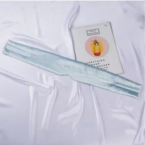 Máscara de dormir de seda artificial azul claro con bordado de pestañas y velcro cómodo.