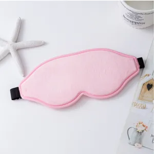 Vue détaillée du masque de sommeil 3D en peluche rose, tissu doux et sangle réglable.