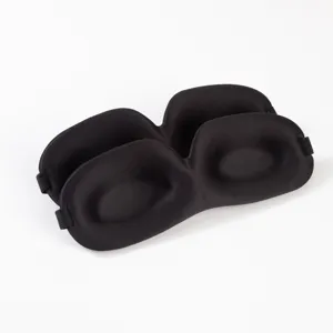 Primer plano de la máscara de sueño 3D negra, diseño ergonómico para una total oscuridad.