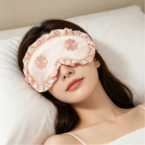 Antifaz de seda para dormir con volantes y bordado floral, suave y cómodo para el descanso.