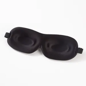 Primer plano del detalle de la máscara de dormir 3D, tela transpirable y correa ajustable.