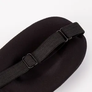 Vista detallada de la mascara de sueño negra 3d con correa elastica ajustable y hebilla.