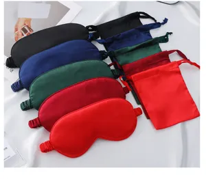 Detailaufnahme mehrfarbiger Seiden Schlafmasken mit Aufbewahrungsbeuteln für Reisen.