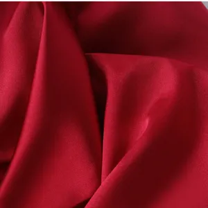 Rote Seidensatin Stoff Detail Textur fuer bequeme weiche atmungsaktive Schlafaugenmaske.