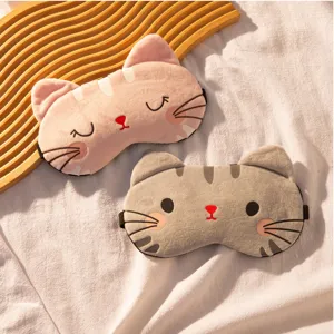 Dettaglio della maschera per occhi gatto in peluche con tessuto morbido e ricamo.